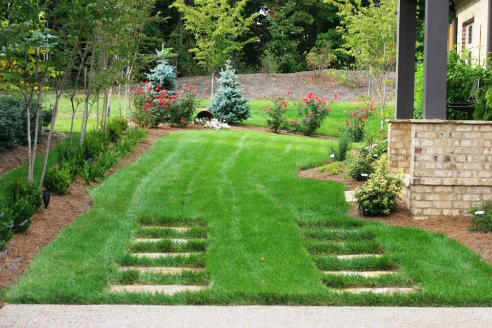 Landscaping-border-Stone-insets-in-Oak-Ridge-TN
